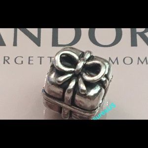 Pandora present charm